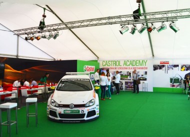 Impreza firmowa firmy Castrol w hali namiotowej