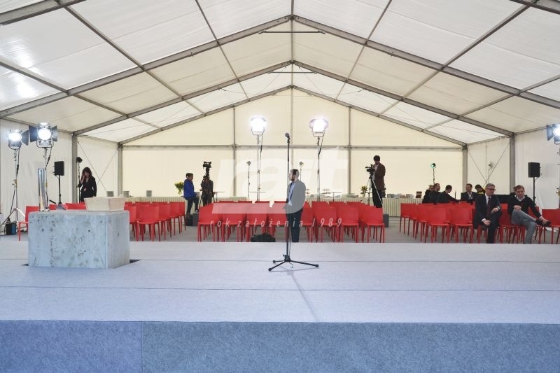 Konferencja w dużej hali namiotowej