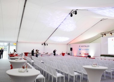 Konferencja w hali namiotowej