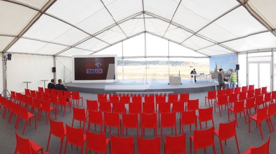 konferencja w dużej hali namiotowej z transparentnymi ścianami bocznymi.