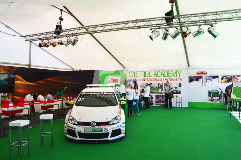 Impreza firmowa marki Castrol w dużej hali namiotowej.
