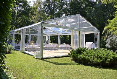 Impreza plenerowa w transparentej hali pleksi