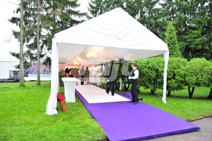 Połączone namioty bankietowe jako wejście do hali namiotowej na wesele plenerowe
